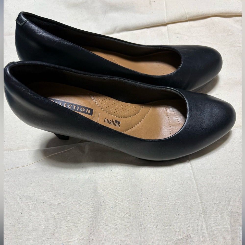 Clarks Women's Black Leather heels. - Picture 2 of 8